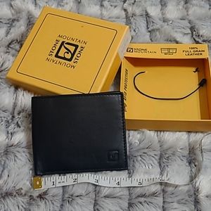 4/$25 Stone Mountain Genuine leather Wallet ..has RFID signal blocker..Theft NWT